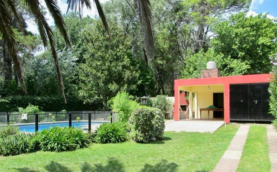 Casa con Pileta y Jardín a tres cuadras del Lago