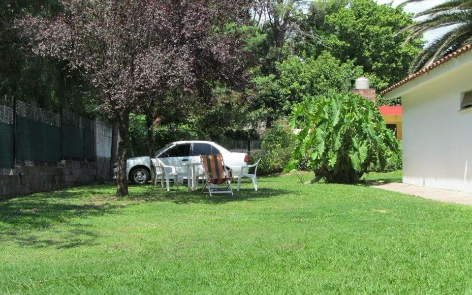 Casa con Pileta y Jardín a tres cuadras del Lago