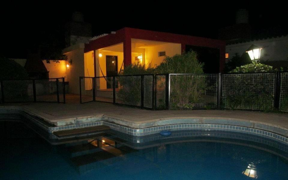 Casa con Pileta y Jardín a tres cuadras del Lago