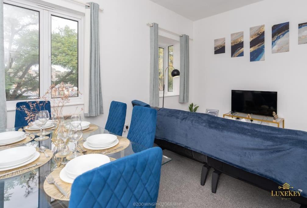3 Bed Apt, Free City Centre Parking, Sleeps 11 view 5