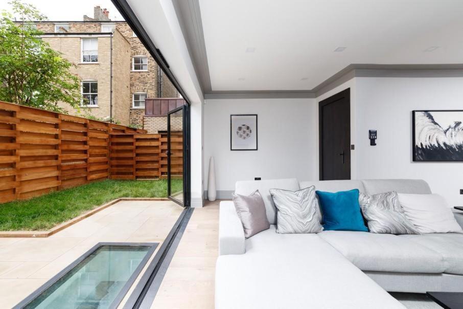 Spacious 4-Bedroom, 3-Bathroom Retreat with additional Separate Toilet and Private Garden view 3