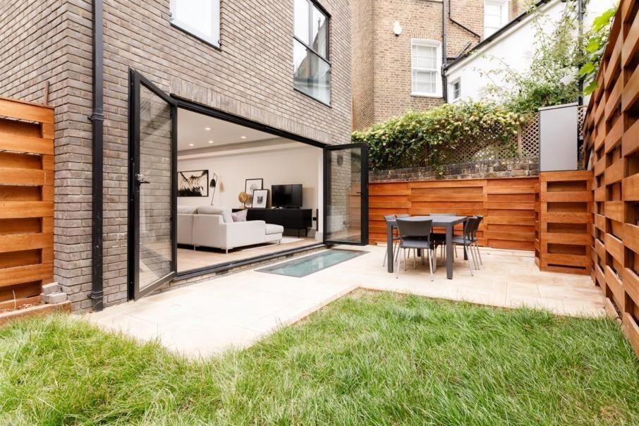 Spacious 4-Bedroom, 3-Bathroom Retreat with additional Separate Toilet and Private Garden view 4