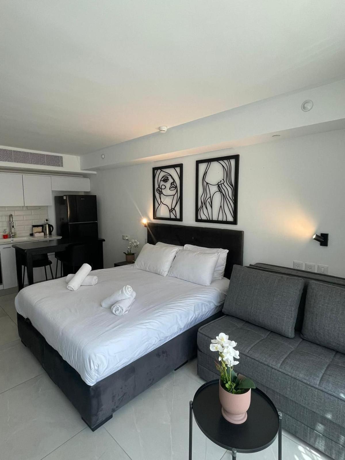 Sea side "Flora" apartment - by Rently view 3