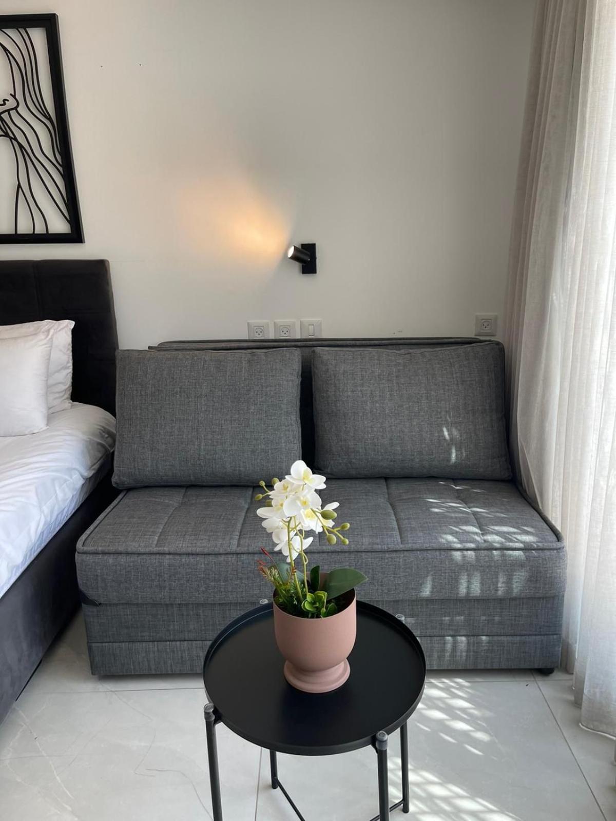 Sea side "Flora" apartment - by Rently view 2