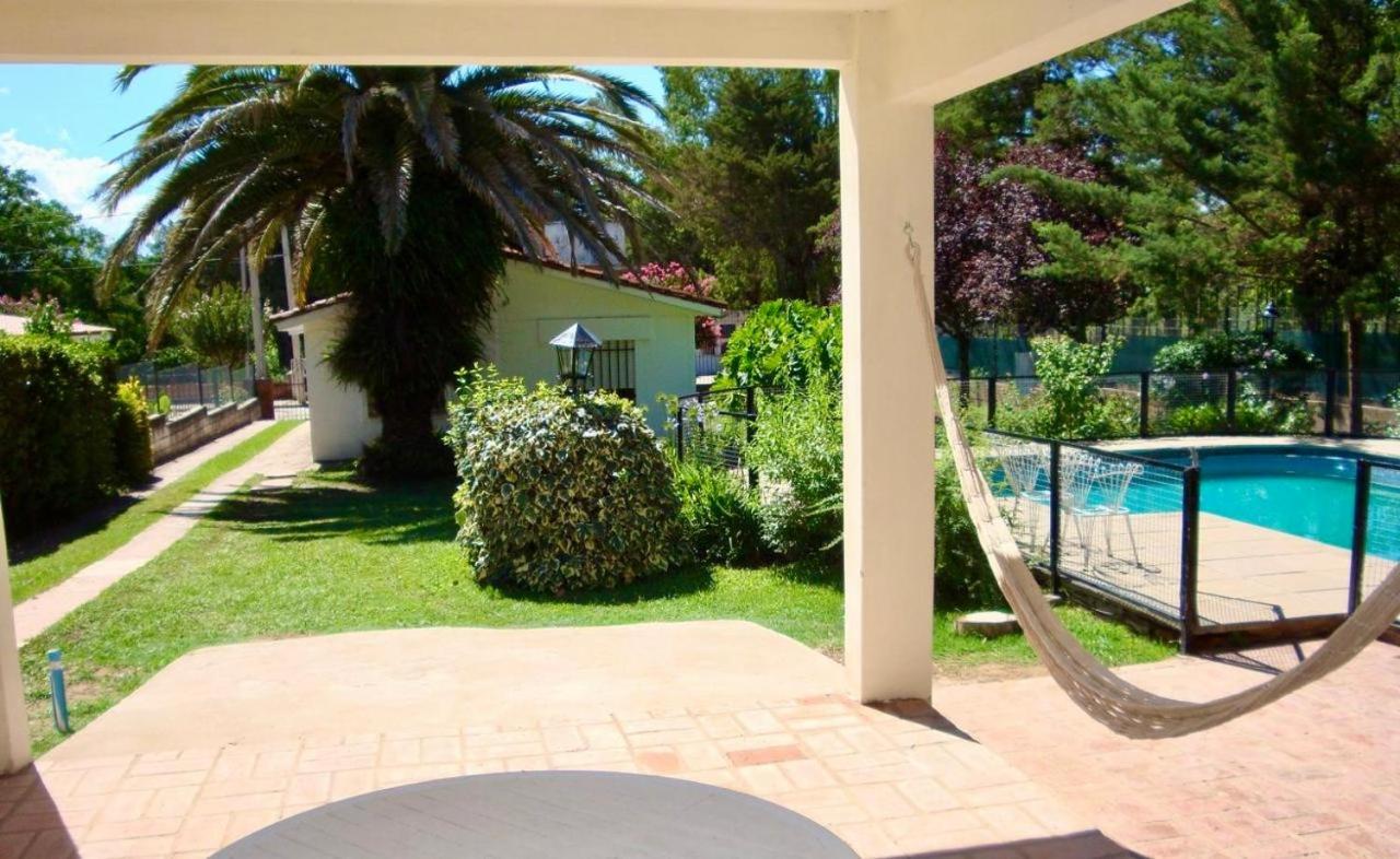 Casa con Pileta y Jardín a tres cuadras del Lago