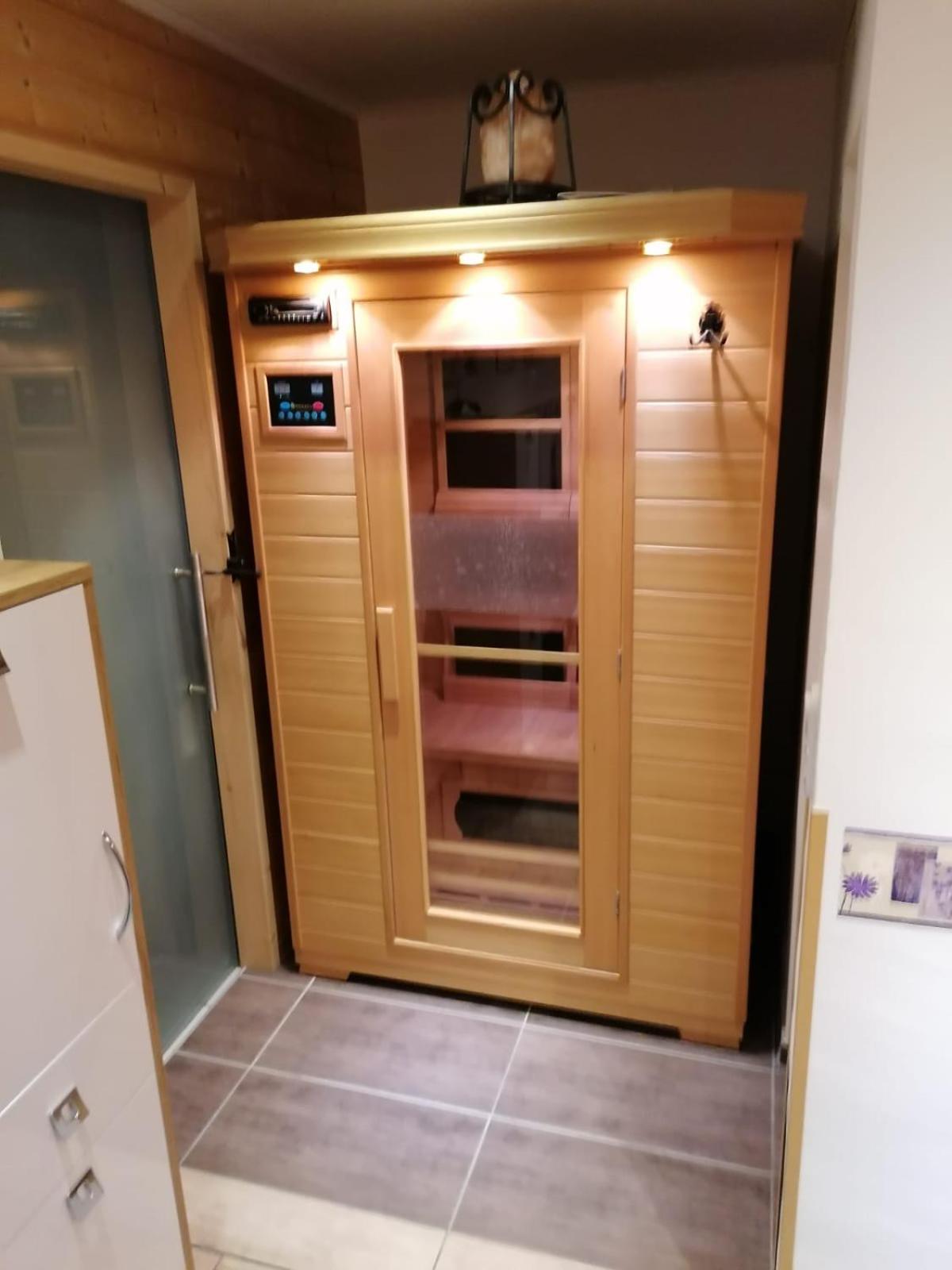 Ferienwohnung am Krausberghof mit Balkon und Parkplatz, Aufenthaltsraum mit Spielmöglichkeiten, Erholung- inmitten der Natur, 6 Fahrminuten zur Alpentherme