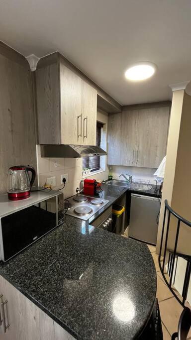 Cosy Central Apartment - By ARPA Hospitalities view 4