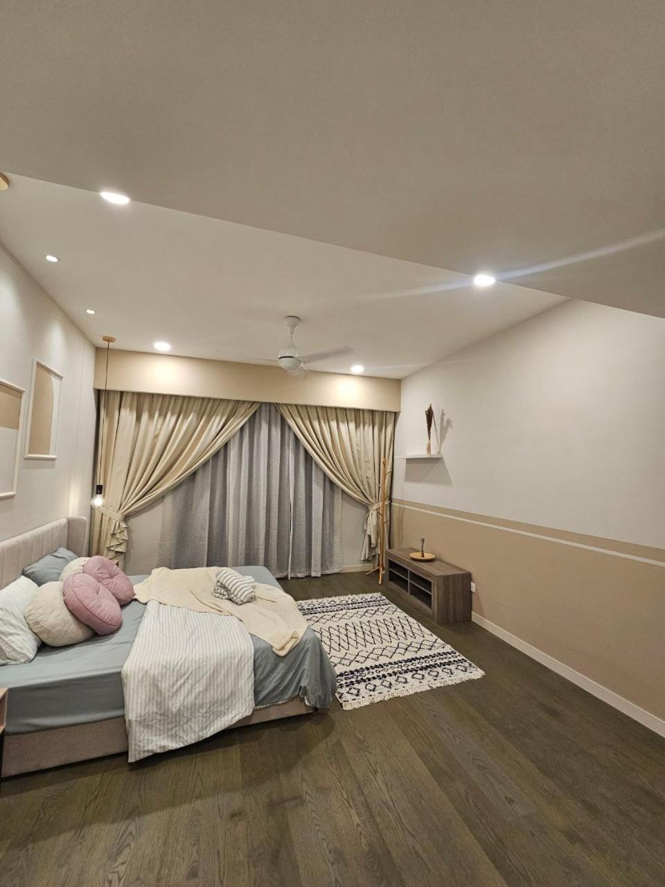Elegant 1BR in OOAK Suites, Mont Kiara KL - Walk to Malls & Dining