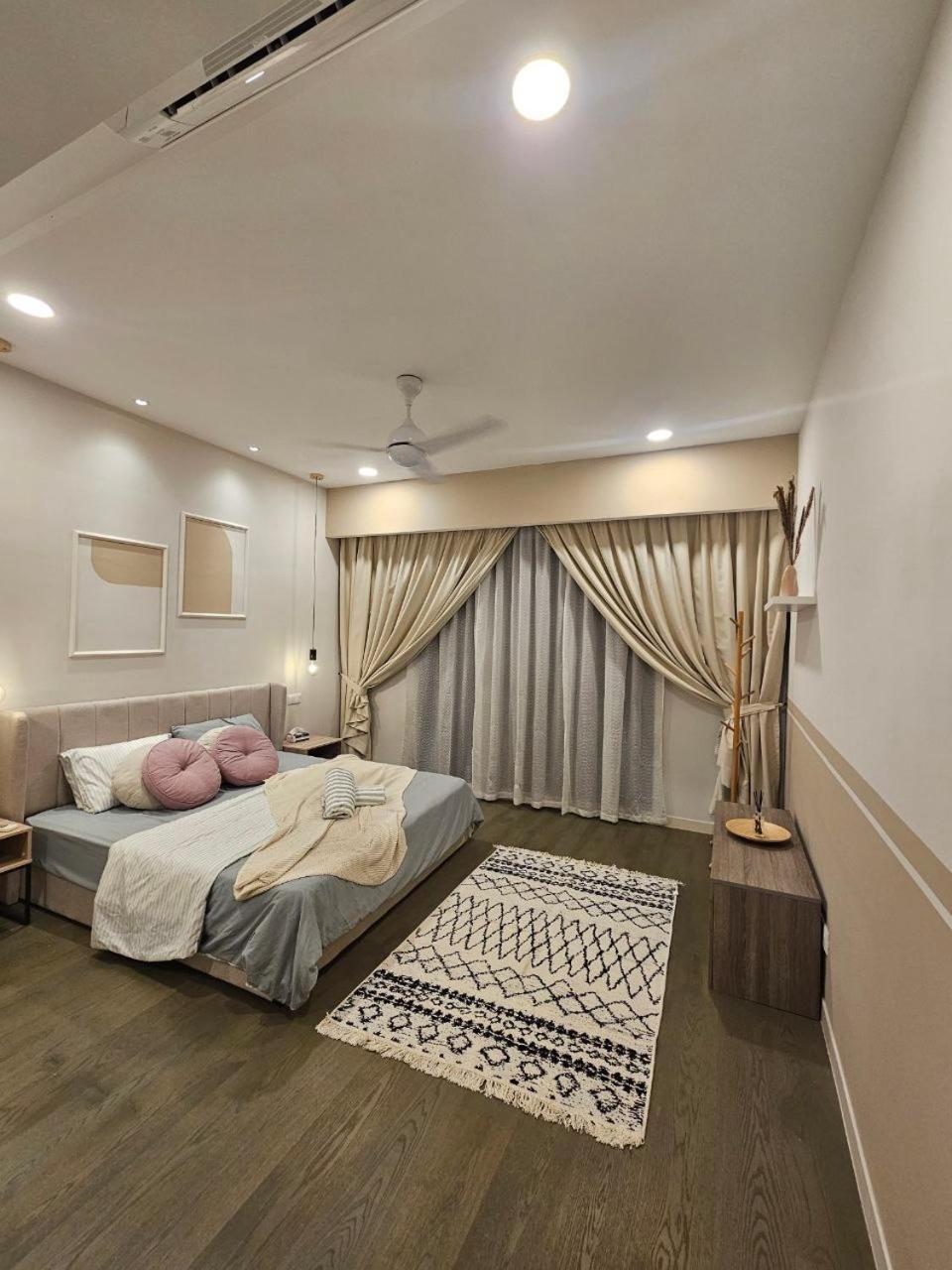 Elegant 1BR in OOAK Suites, Mont Kiara KL - Walk to Malls & Dining