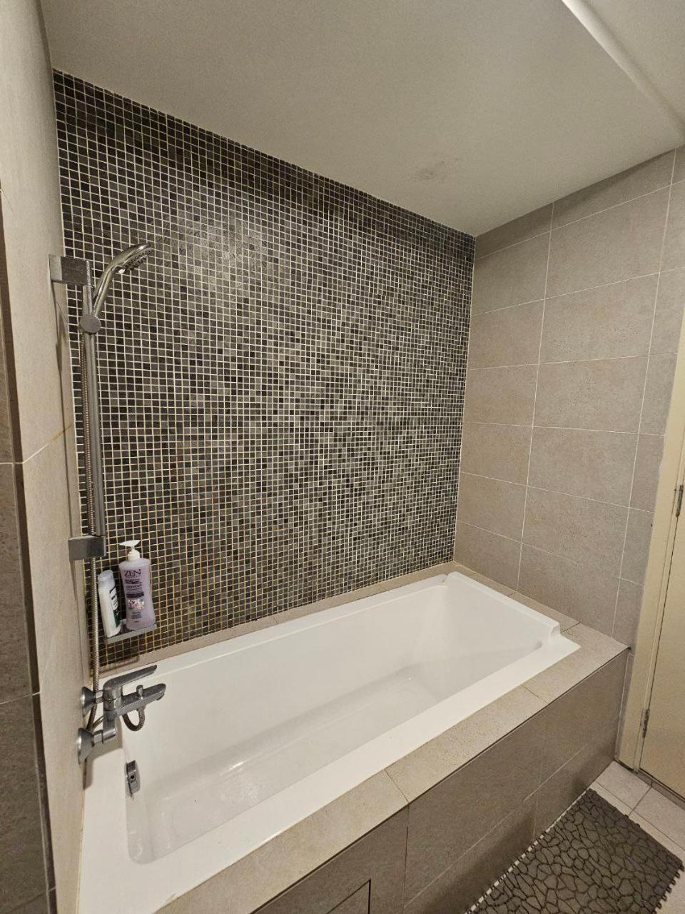 Elegant 1BR in OOAK Suites, Mont Kiara KL - Walk to Malls & Dining