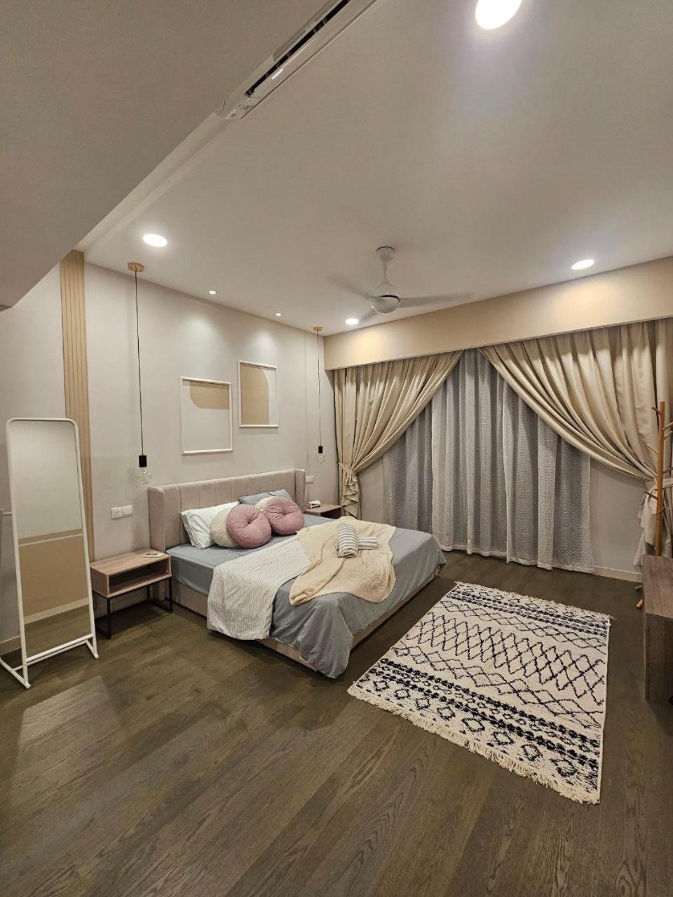Elegant 1BR in OOAK Suites, Mont Kiara KL - Walk to Malls & Dining