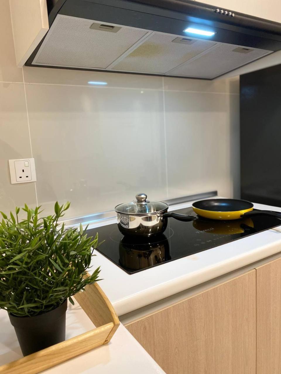 Elegant 1BR in OOAK Suites, Mont Kiara KL - Walk to Malls & Dining