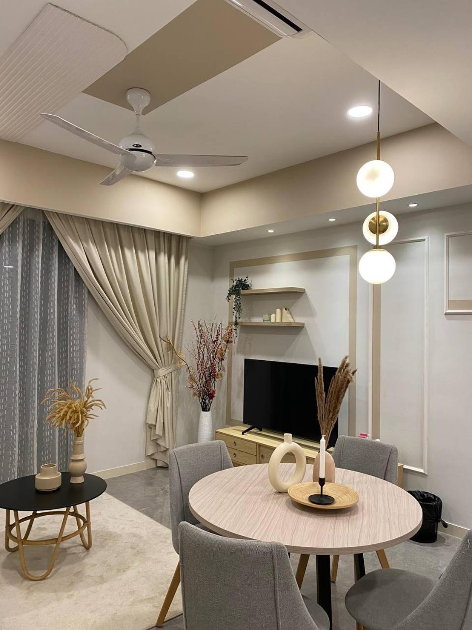 Elegant 1BR in OOAK Suites, Mont Kiara KL - Walk to Malls & Dining