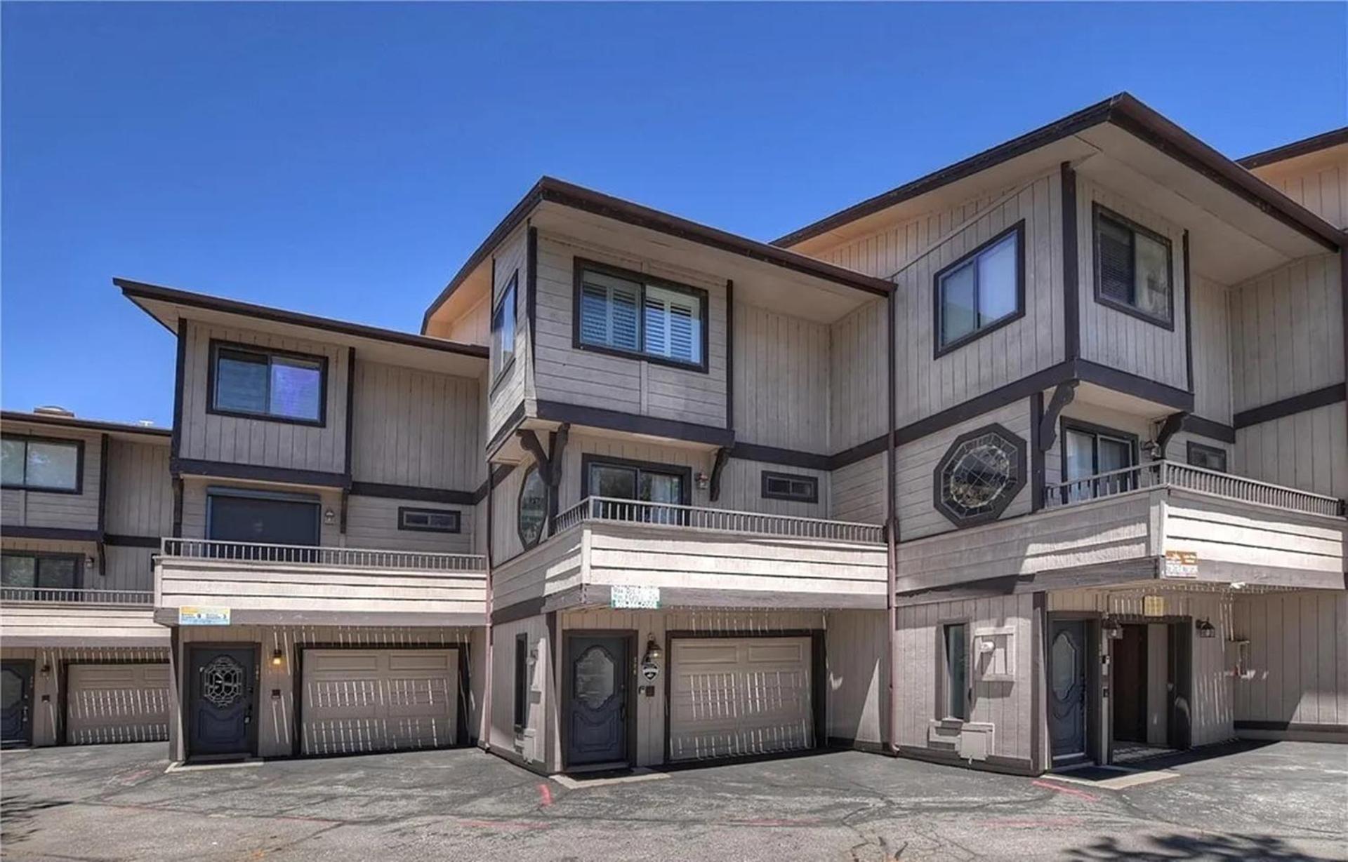 Luxurious Lakefront Condo With Private Dock