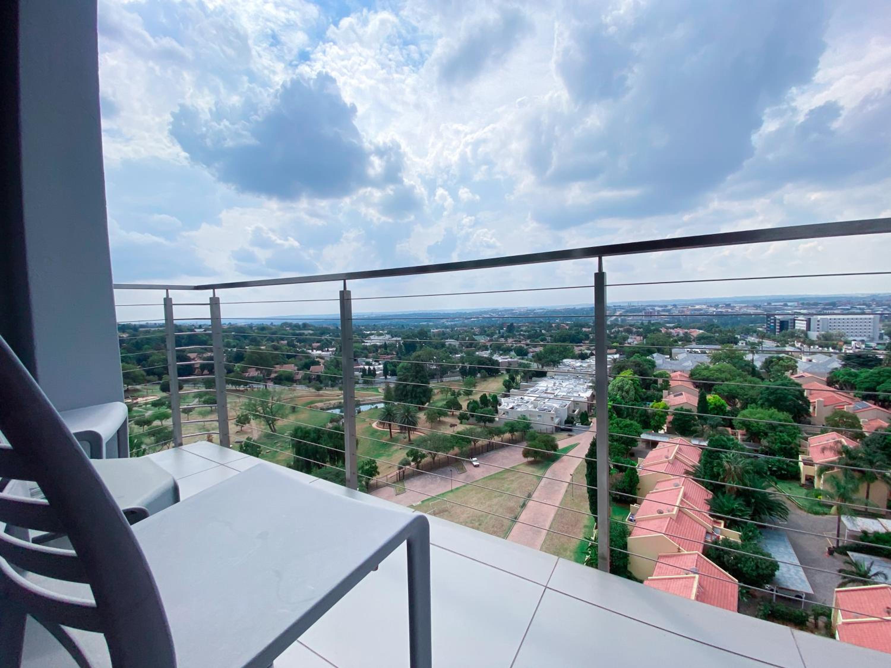 SandtonCity-Apartment-Sleeps2-Pool-Parking