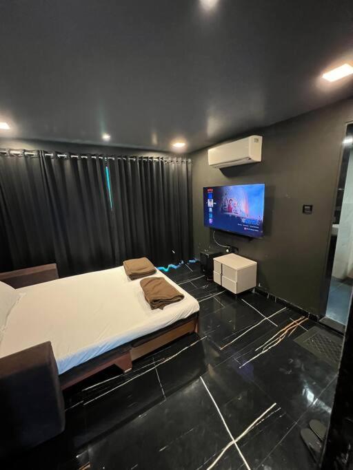 Stayhaven Starmount 4BHK & pool view 2