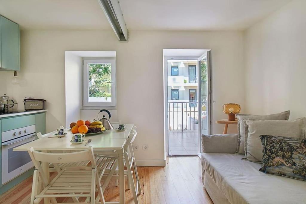 Modern Flat with large garden and terrace right next Estrela Park