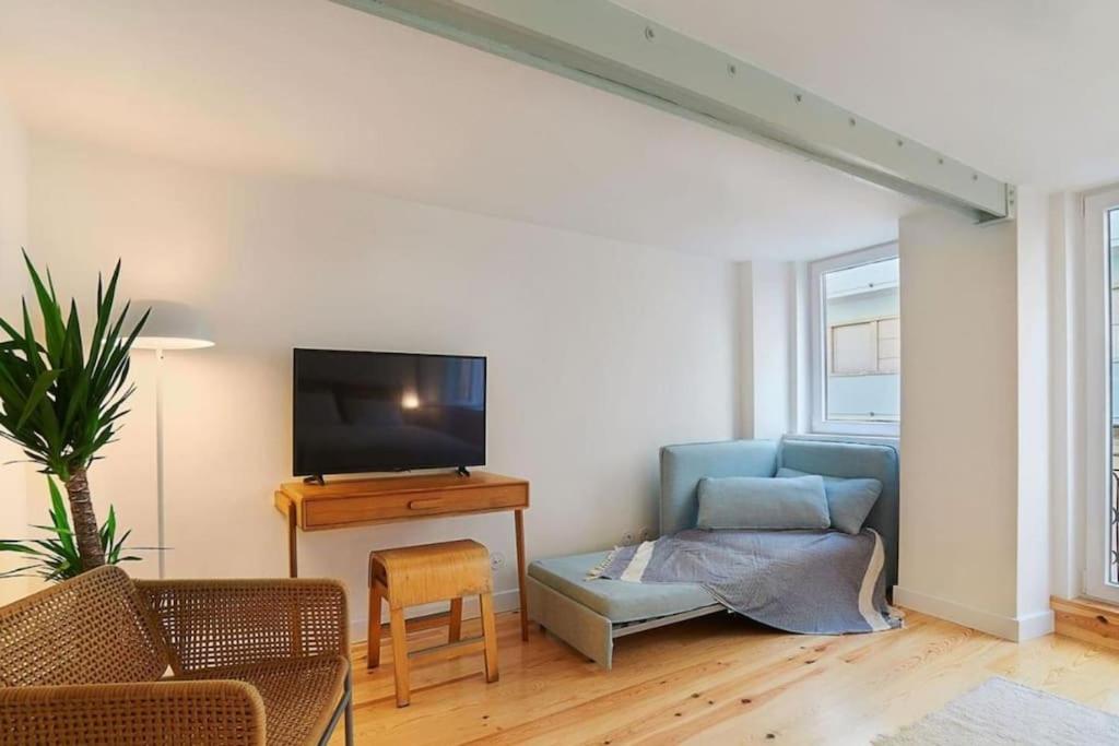 Modern Flat with large garden and terrace right next Estrela Park