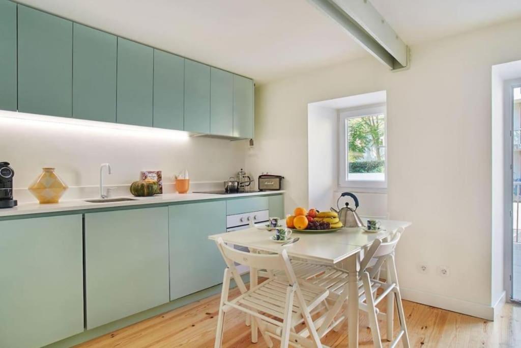Modern Flat with large garden and terrace right next Estrela Park