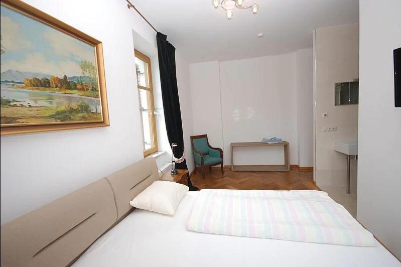 Überdurchschnittliche möblierte Vier-Zimmer-Wohnung im 1 OG in zentrumsnaher Lage von Bad Reichenhall