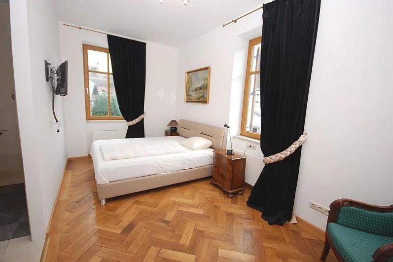 Überdurchschnittliche möblierte Vier-Zimmer-Wohnung im 1 OG in zentrumsnaher Lage von Bad Reichenhall
