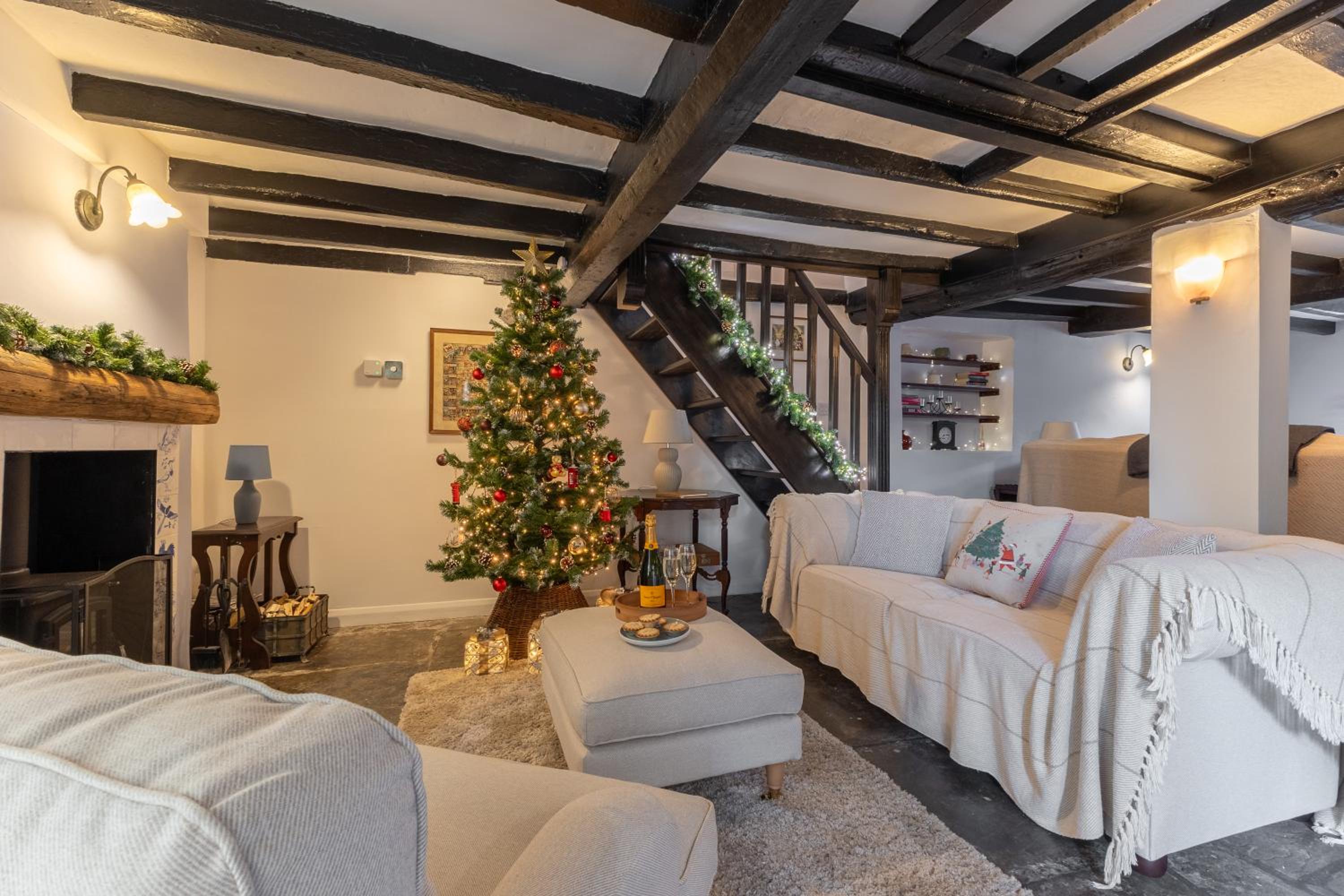 Honeystone Cottage, Stanton, Broadway - Sleeps 9 view 4