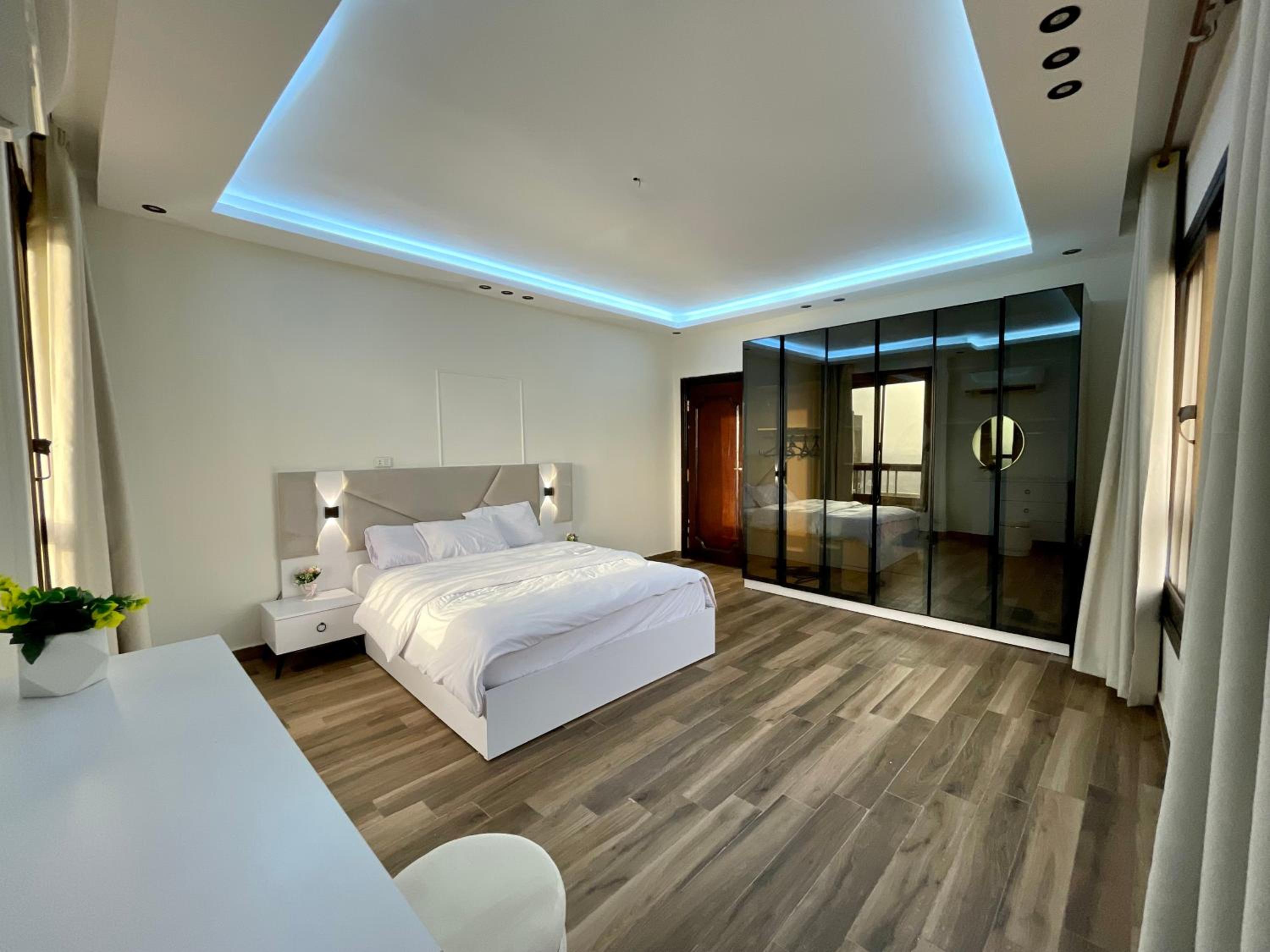 2 Bdrs Madii corniche apartment