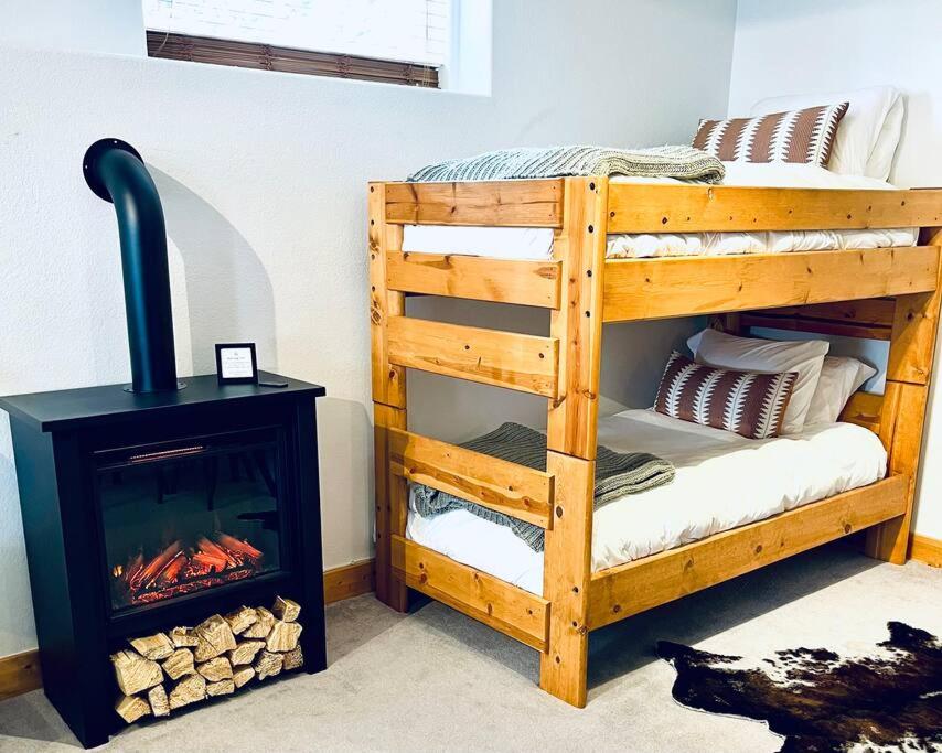 Mountain Views, Fast Wi-Fi, Hot Tub near Fairplay and Breck