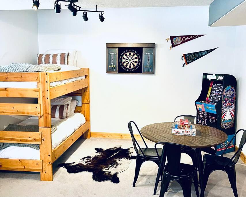 Mountain Views, Fast Wi-Fi, Hot Tub near Fairplay and Breck