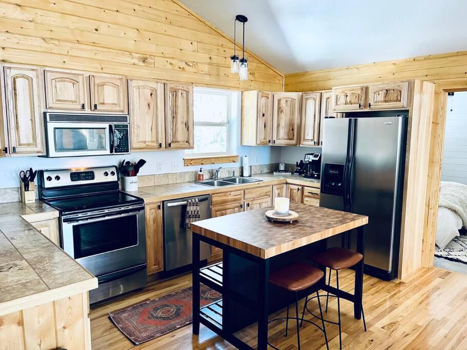 Mountain Views, Fast Wi-Fi, Hot Tub near Fairplay and Breck