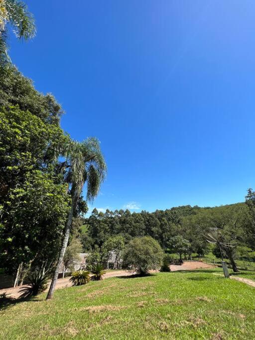 Chácara da Aráucária - sítio privativo com piscina, churrasqueira e área verde