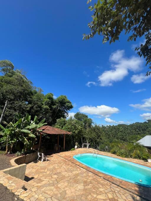 Chácara da Aráucária - sítio privativo com piscina, churrasqueira e área verde