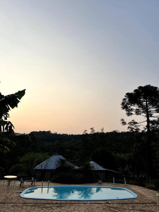 Chácara da Aráucária - sítio privativo com piscina, churrasqueira e área verde