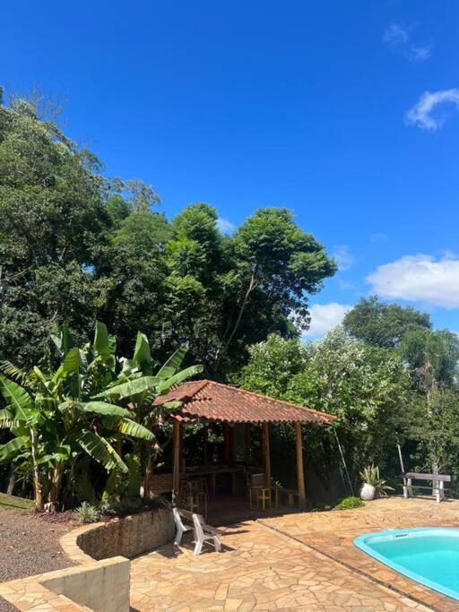 Chácara da Aráucária - sítio privativo com piscina, churrasqueira e área verde