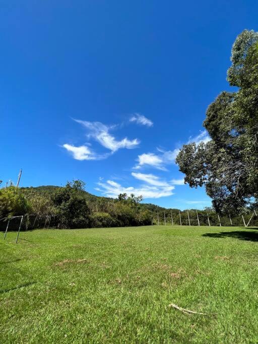Chácara da Aráucária - sítio privativo com piscina, churrasqueira e área verde