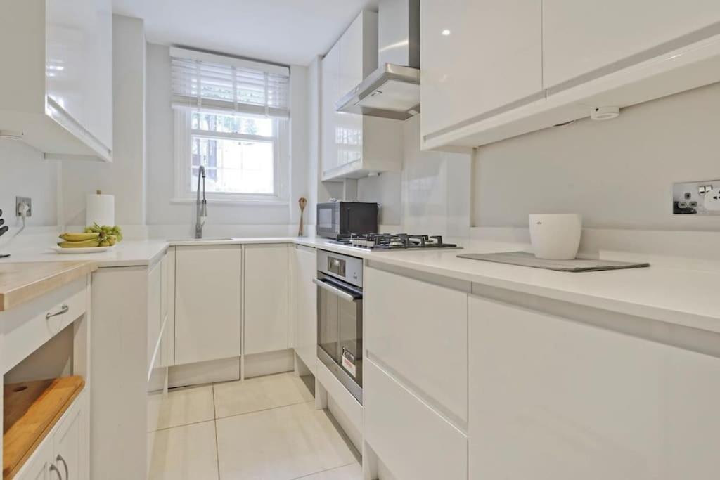 Large 2 Bedroom Kensington - CheckProfile view 4