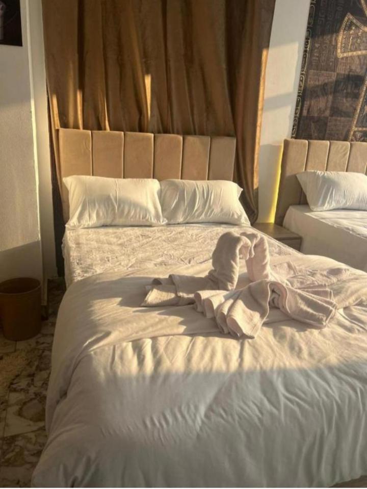 Sola Pyramids inn