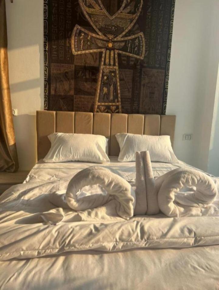 Sola Pyramids inn