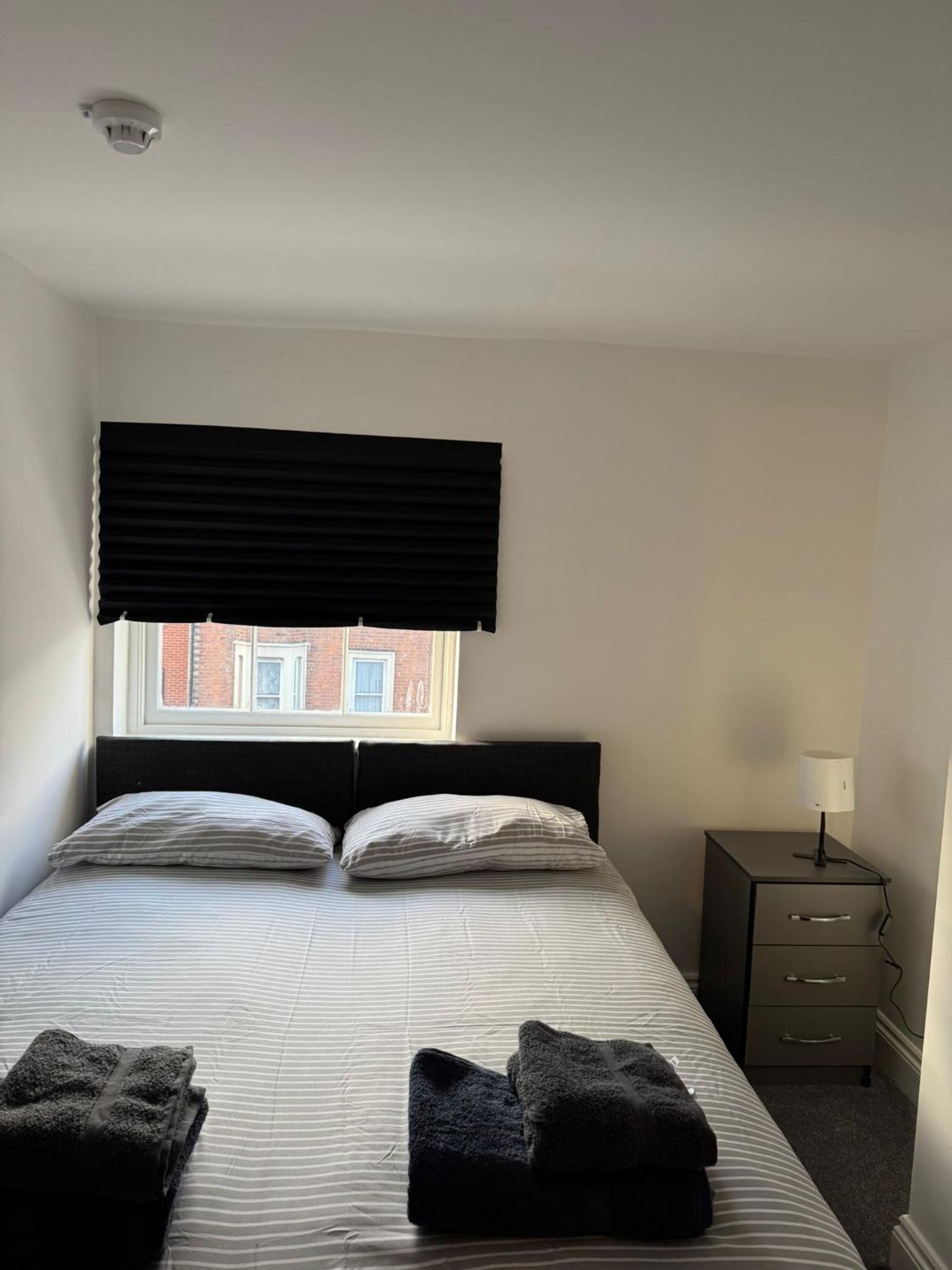 Cosy central 2bed apartment-contractors welcome view 3