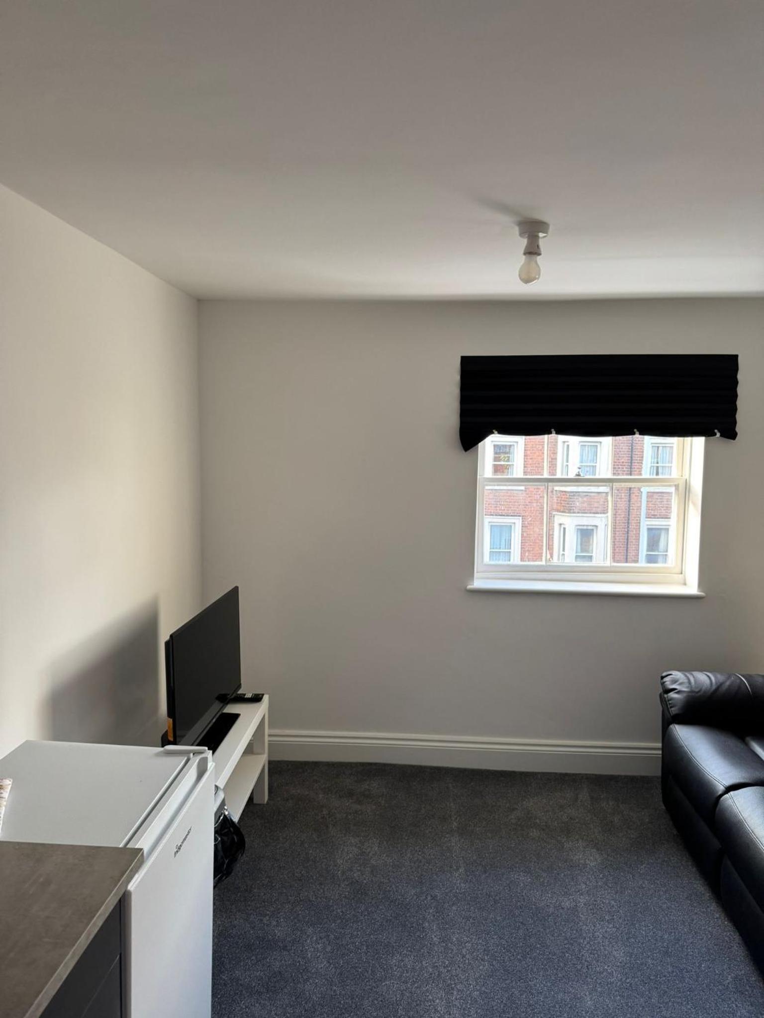 Cosy central 2bed apartment-contractors welcome view 4