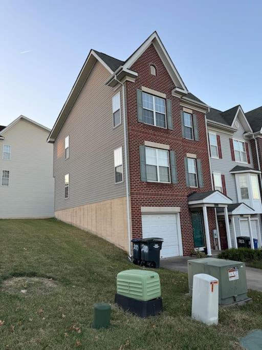 Entire NW Stadium home with pool table and parking — Washington