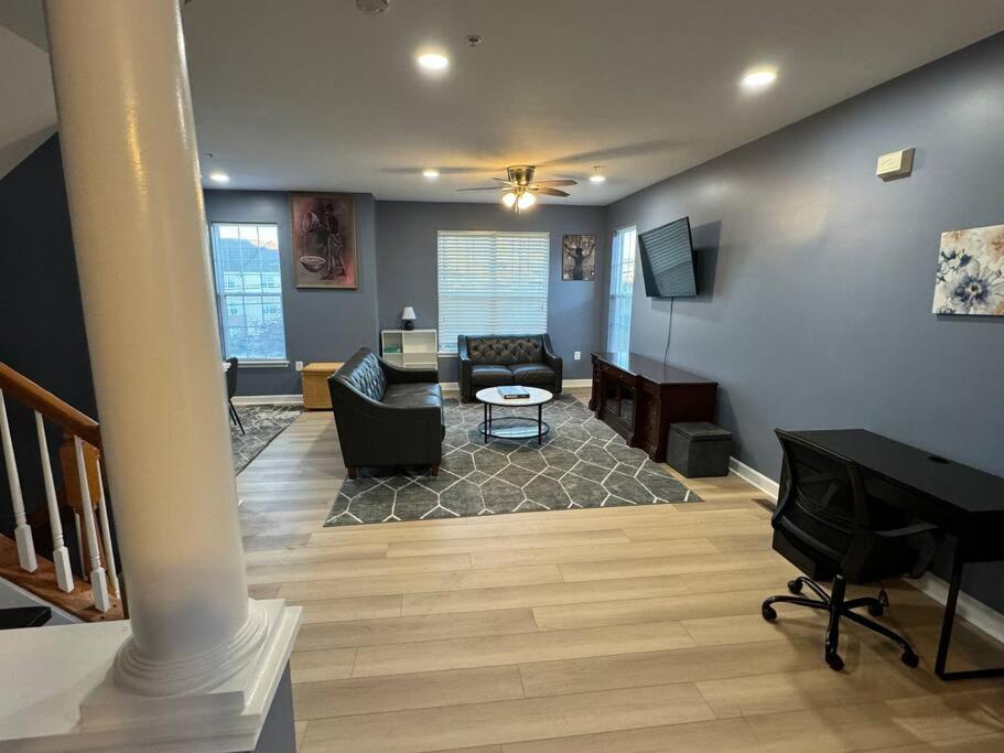Entire NW Stadium home with pool table and parking, photo 22