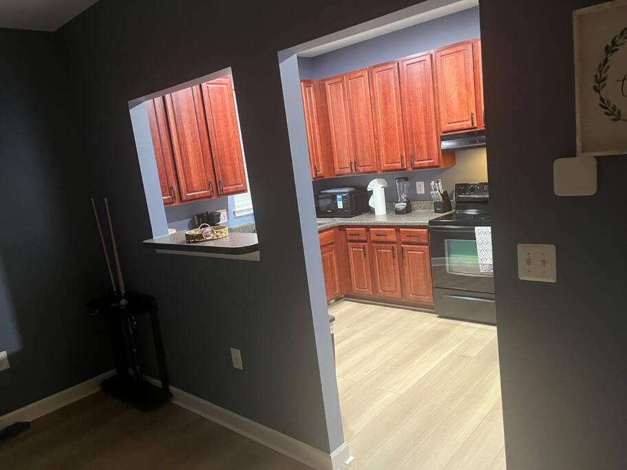 Entire NW Stadium home with pool table and parking, photo 30