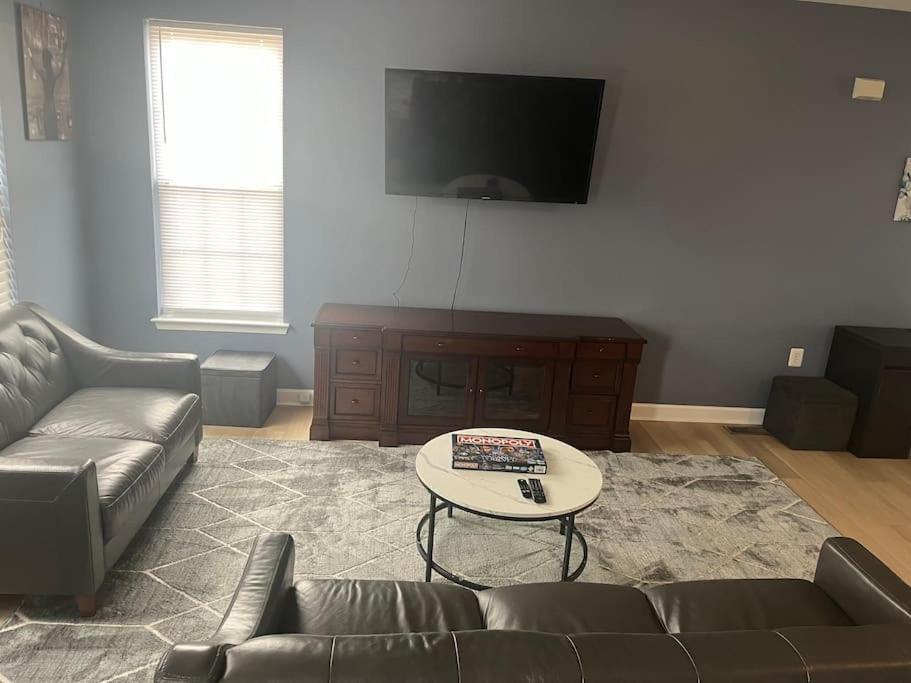 Entire NW Stadium home with pool table and parking, photo 35
