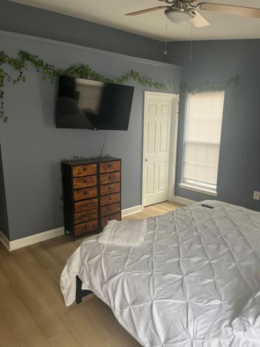 Entire NW Stadium home with pool table and parking photo 5