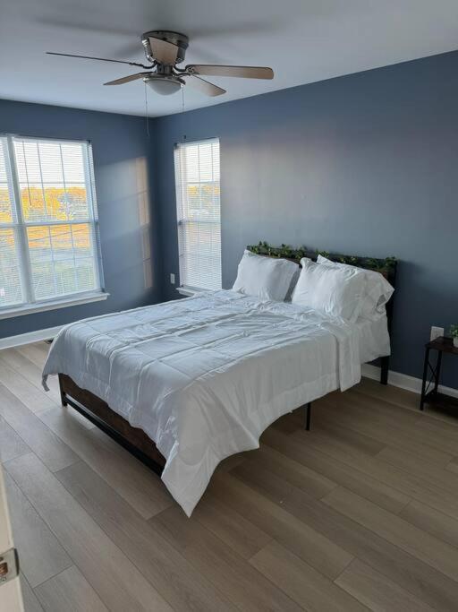 Entire NW Stadium home with pool table and parking, photo 47