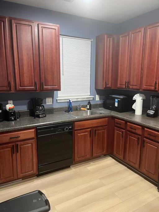 Entire NW Stadium home with pool table and parking, photo 18