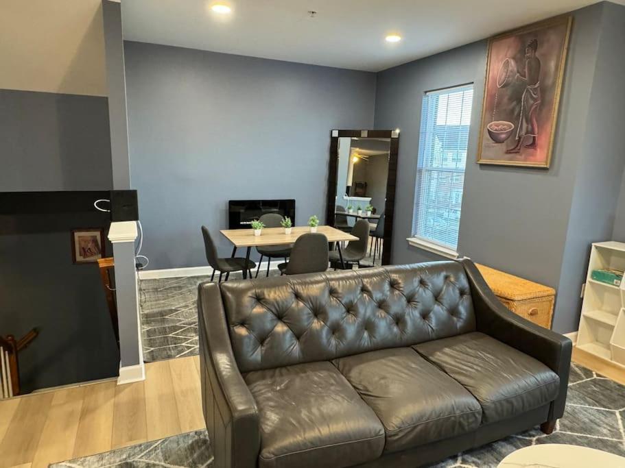 Entire NW Stadium home with pool table and parking, photo 14