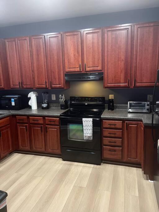 Entire NW Stadium home with pool table and parking, photo 11