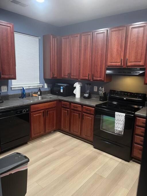 Entire NW Stadium home with pool table and parking, photo 23